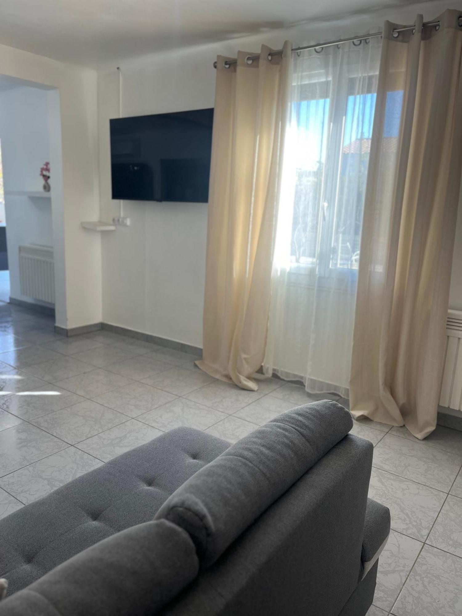 Villa Climatise Avec Piscine Et Jacuzzi Carpentras Esterno foto